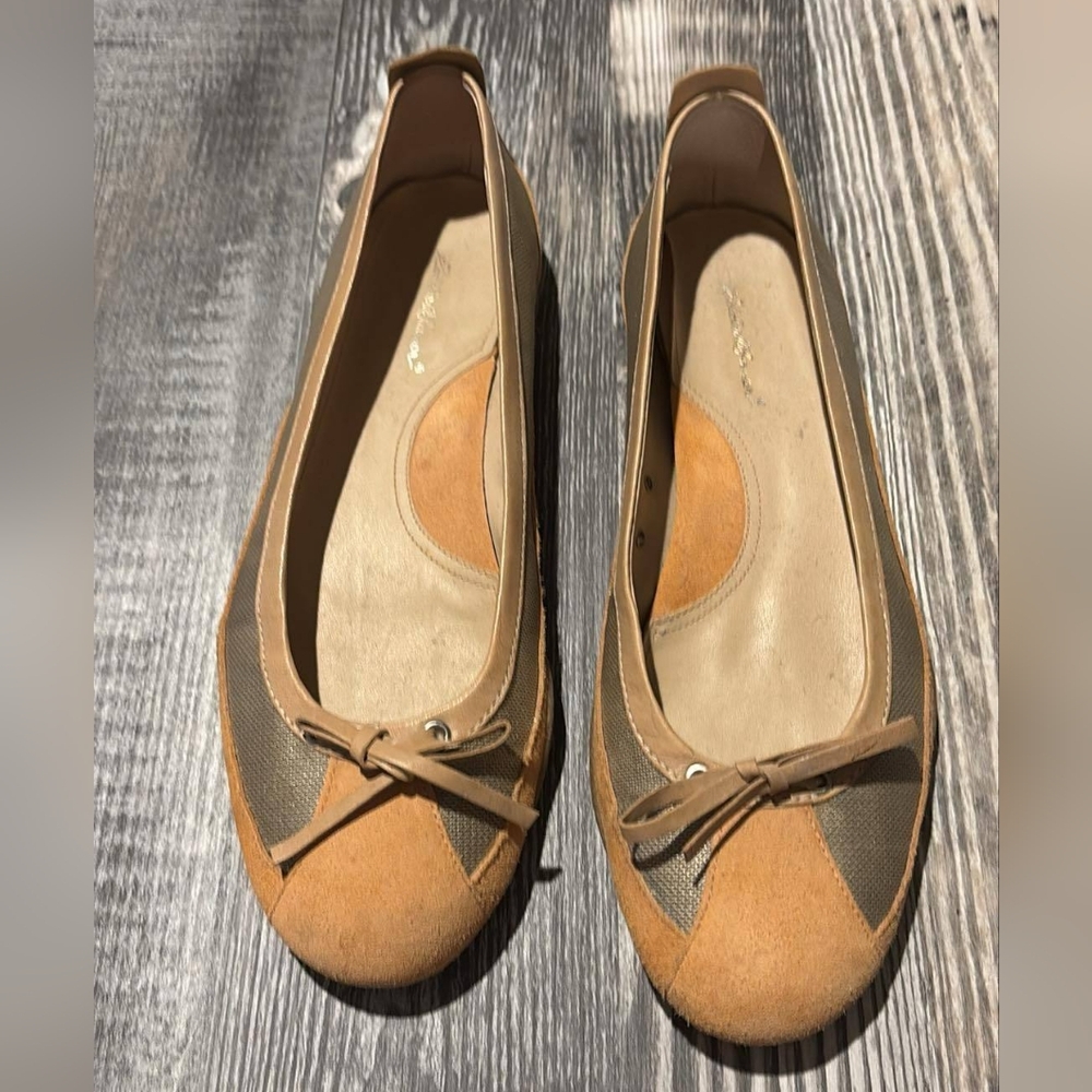 Eddie Bauer Tan and Brown Leather Flats with Classic Bow Boho Casual